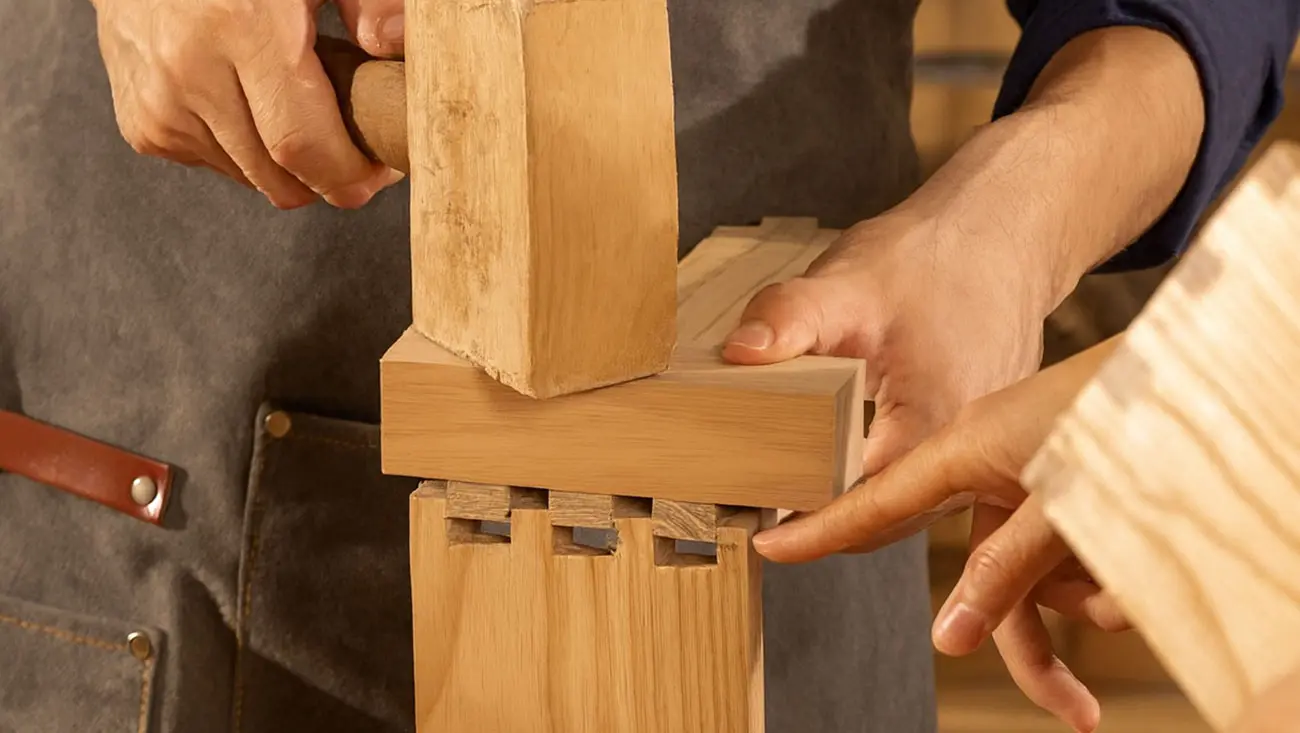 ほぞ継構造　高い強度　家具　椅子　日本建築　木材同士を釘や金具を使わずに組み合わせる伝統的な接合技術